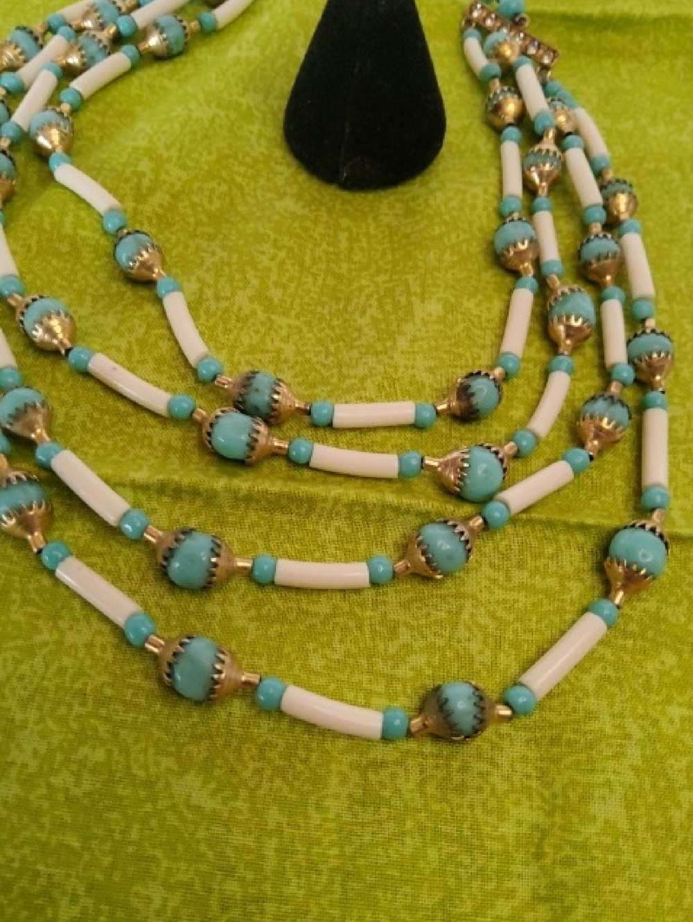 Vintage Jewelry Set featuring a Triple-strand necklace/earrings. - Picture 3 of 8